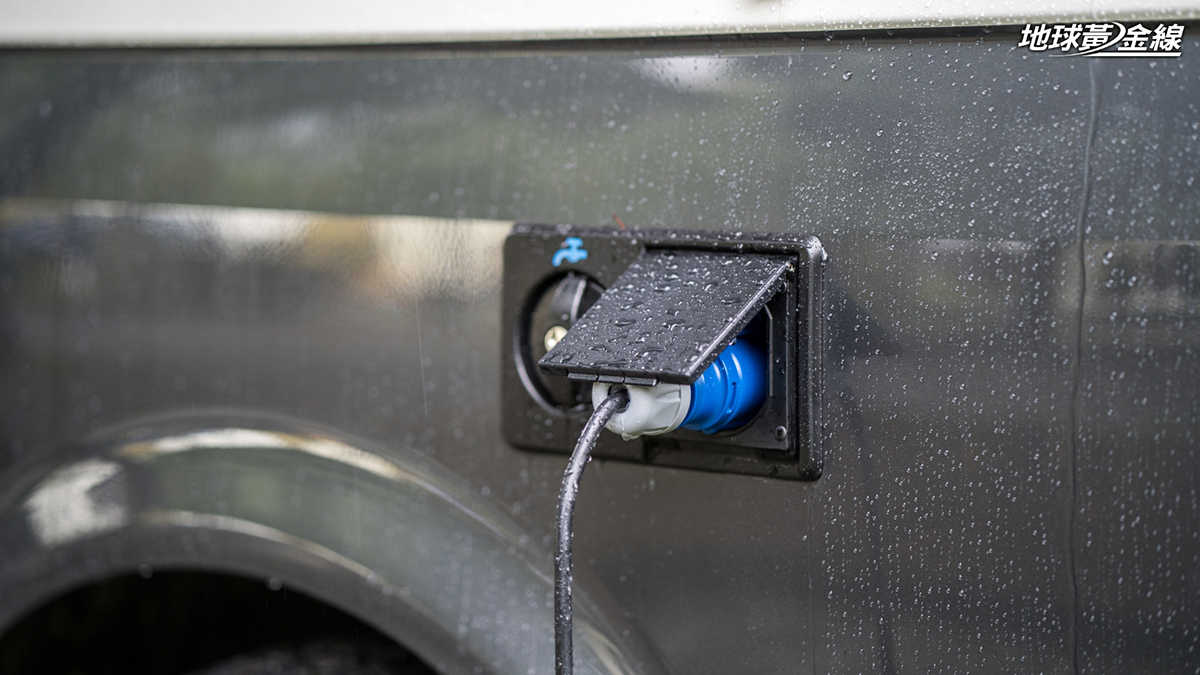 車廠販售的原裝自走式露營車，通常都會配置電源插孔來替車輛各項電器供電。（攝影／劉家岳）