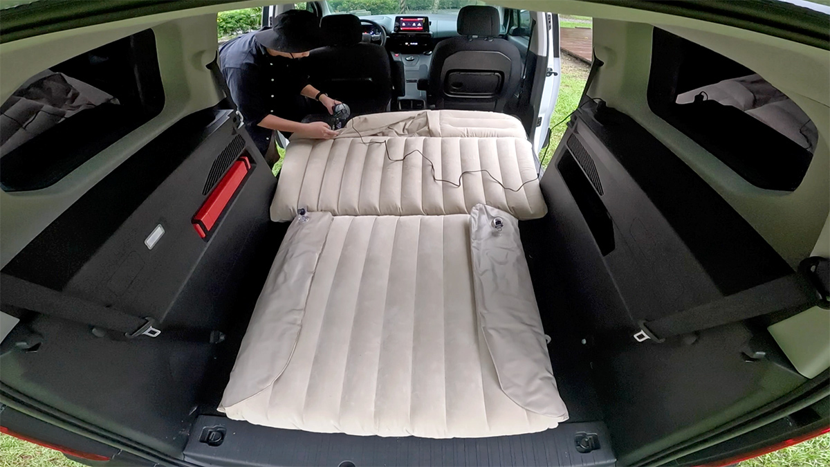 當所有器材下車之後再把第三排座椅卸下，只要鋪上充氣床墊就可以變身起居空間。（攝影／林先本）
