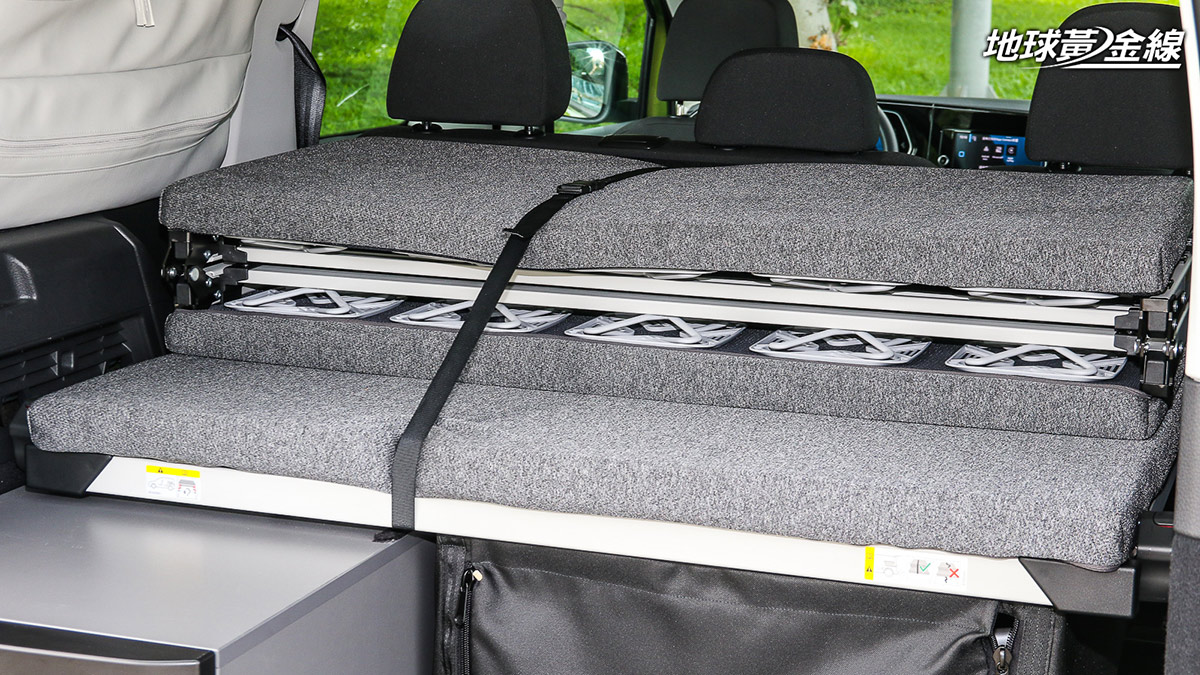 受限於車內空間，Caddy California採用摺疊床架而非床椅。（攝影／陳奕宏）
