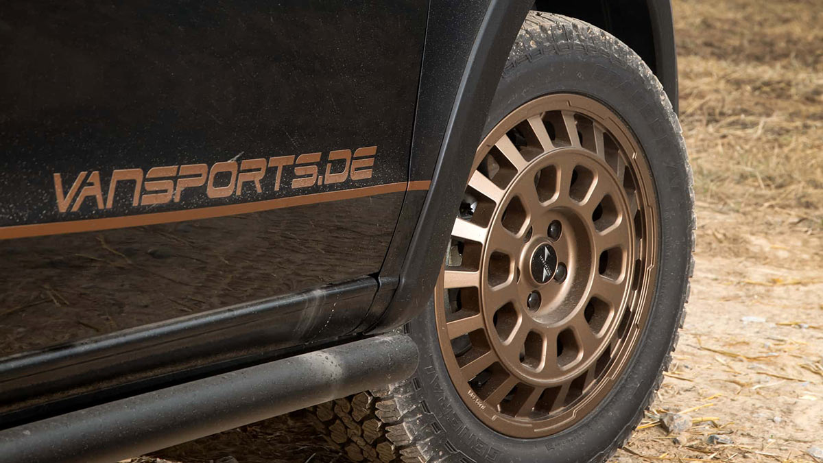 VanSports將離地高度提高52mm，並且配備尺寸為235/55 R18的General Grabber全地形輪胎。（圖片來源／VanSports）