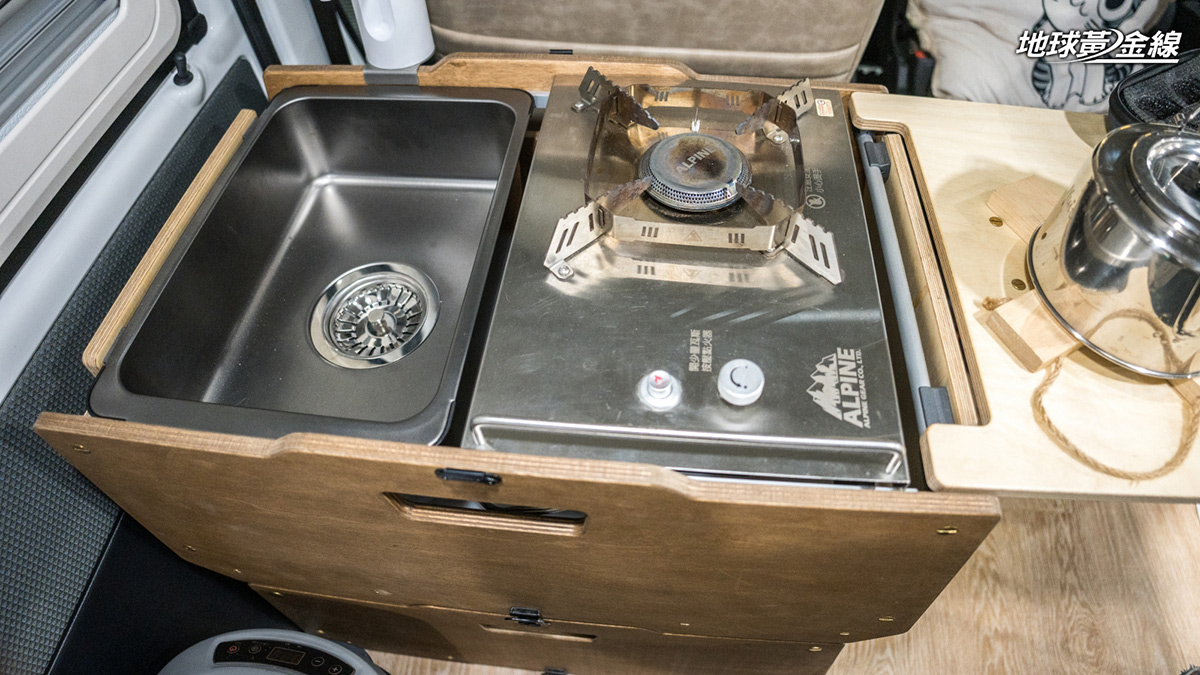 隄陽設計V-Box桌面能容納兩組Snow Peak IGT單元，提供車內廚房解決方案。（攝影／劉家岳）