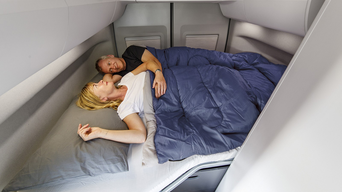 雙人臥鋪直接安裝在車尾處，不需要另外設計折疊床椅。（圖片來源／VWCV）