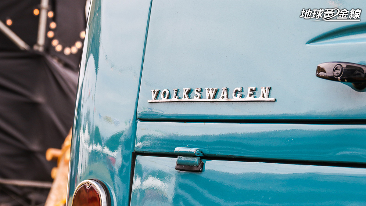 車尾Volkswagen品牌標誌刻意留下歲月痕跡。（攝影／陳奕宏）