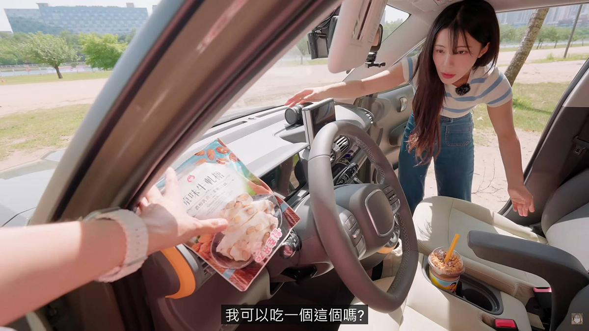 這回在開箱影片中，還看到她從台灣帶了牛軋糖回到南韓。（圖片來源／李多慧YouTube）
