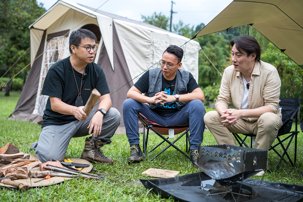 經營「營火部落」頻道的達哥（左）不只是資深露營玩家，也是《地球黃金線》的節目達人來賓之一。（攝影／劉家岳）