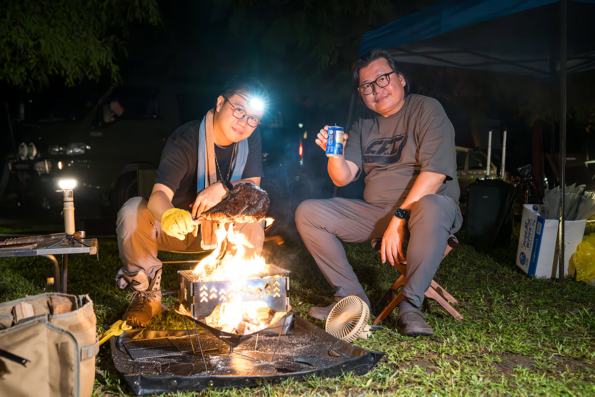 落在春、秋二季的露營旺季，升起營火不但可以取暖，也可以坐直火料理。（攝影／劉家岳）
