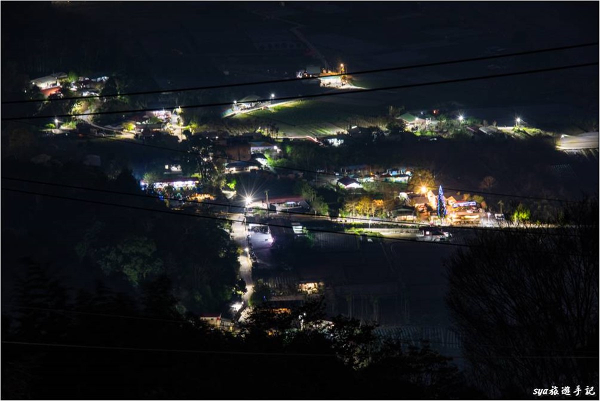 山上的光害較少，夜裡也能俯瞰部落點點燈火。（圖片來源：sya的旅遊部落格）